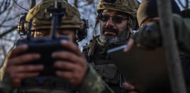 Soldados ucranianos en el frente de Jersón monitorean los movimientos del enemigo ruso