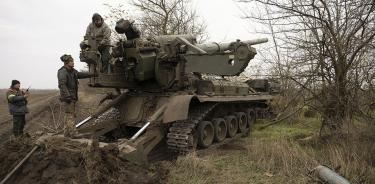 Soldados ucranianos operan un cañón de artillería el miércoles 9 de noviembre de 2022 en Jersón.