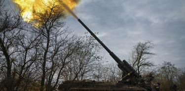 Soldados ucranianios operan un cañón de artillería, este miércoles 9 de noviembre de 2022 en la región de Jersón.