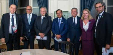 Petro publicó este viernes 11 de noviembre de 2022 esta imagen con Alberto Fernández y representantes de los gobiernos francés, noruego, venezolano y la oposición antichavista.