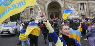 Ucranianos refugiados de Jersón celebran este sábado 12 de noviembre de 2022 en Odesa la liberación de su ciudad.
