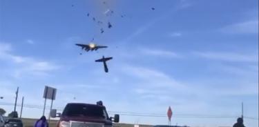 Dos aviones de la II Guerra Mundial chocan en el aire durante un evento del Día del Veterano en Dallas, Texas, este 12 de noviembre de 2022.