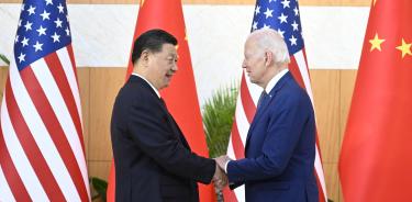 Los presidente de las dos superpotencias, el chino Xi Jinping y el estadounidense Joe Biden se dan un apretón de manos en Bali, Indonesia