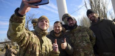 El presidente Zelenski se hace un selfie con soldados ucranianos en el centro de Jersón