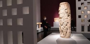 na columna en piedra caliza del 800-900 d.C. (Campeche, México) durante una visita de prensa a la exposición 