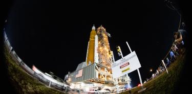 El Sistema de Lanzamiento Espacial (SLS) con la nave espacial Orion a bordo instalado encima de un lanzador móvil en la plataforma de lanzamiento 39B del Centro Espacial Kennedy de la NASA.