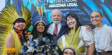 El presidente electo de Brasil, Lula da Silva, rodeado de activistas amazónicos, aclamado como una estrella en la Cumbre del Clima de Sharm el Sheij, Egipto