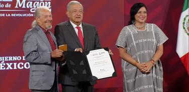 Entrega del Premio Nacional al artista Hersúa en Palacio Nacional