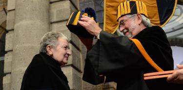 El rector Enrique Graue y Angelina Muñiz-Huberman durante la ceremonia en la que la doctora en Letras recibió el doctorado Honoris Causa por la Universidad Nacional.