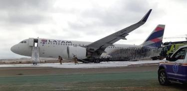 Así quedó el avión de LatAm Airlines al incendiarse tras chocar con un vehículo de bomberos en el aeropuerto de Lima, este viernes 18 de noviembre de 2022.