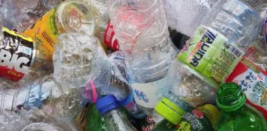 Una nueva investigación, publicada en la revista 'One Earth', revela que las promesas de las empresas de reciclar o reducir los plásticos no se traducen en un menor uso de los mismos.