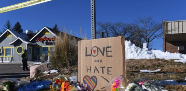 Cartel frente del club gay atacado en Colorado Springs alusivo a la fuerza del amor frente al odio