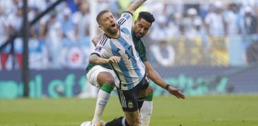 Alejandro Gómez de Argentina disputa un balón con Salem Aldawsari de Arabia Saudita