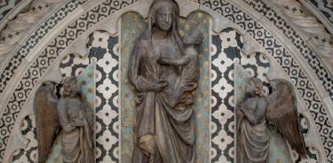 Las esculturas de mármol de la Puerta dei Cornacchini de la catedral de Florencia.