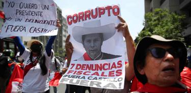Manifestantes en contra del presidente Pedro Castillo, protestan afuera del congreso peruano, este lunes 21 de noviembre de 2022 en Lima.