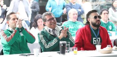 Ricardo Monreal, coordinador de los senadores de Morena, vio el partido México contra Polonia en el Patio del Federalismo de la Cámara alta.