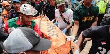 Rescatistas trasladan el cuerpo de una victima del terremoto