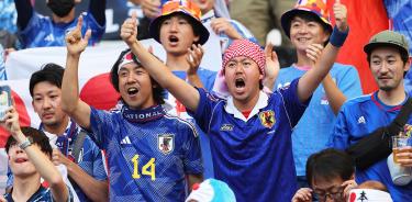 Afición de Japón durante el debut de su equipo en Qatar 2022