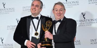 Jake Lushington y Tom Edge posan con su premio a la mejor serie dramática 