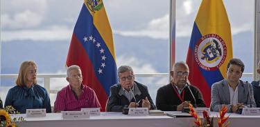 Silvana Guerrero, Aureliano Carbonell y Pablo Beltrán, de la delegación del ELN, junto a Carlos Martínez, anfitrión venezolano, y Danilo Rueda, comisionado para la paz colombiano, el 21 de noviembre de 2022 en Caracas.