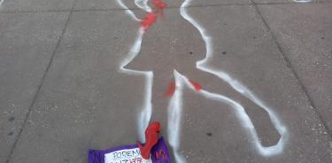 Siluetas de víctimas de feminicidio, en el Zócalo capitalino, a las que le pusieron zapatos y un cartel:  