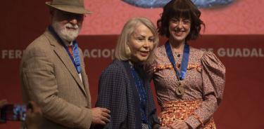 Los escritores recibieron la Medalla Carlos Fuentes de manos de Silvia Lemus.