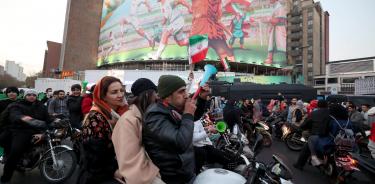 Iraníes celebran en Teherán la victoria de la selección contra Gales en el Mundial de Qatar