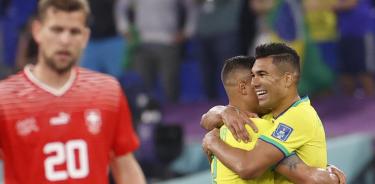 El jugador brasileño Casemiro celebra el gol del triunfo con su compañero Thiago