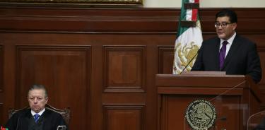 El ministro presidente de la SCJN y del CJF, Arturo Zaldívar, escucha el informe del magistrado presidente del Tribunal Electoral, Reyes Rodríguez.