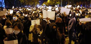 Decenas de personas se manifiestan en Pekín levantando papeles en blanco, símbolo de la protesta contra el confinamiento