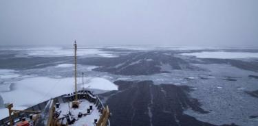 Una vista desde un barco del Océano Ártico en octubre de 2015, cuando la superficie del océano comienza a congelarse. En enero, cuando ocurrió el ciclón masivo de 2022, grandes secciones del Océano Ártico estarían cubiertas por una capa de hielo marino.