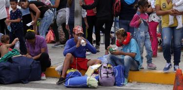 Migrantes venezolanos esperan en la ciudad peruana de Tumbes, en una imagen de archivo.