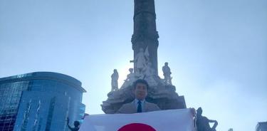 El embajador de Japón en México, Noriteru Fukushima, acudió a festejar al Ángel de la Independencia el triunfo de la selección japonesa de fútbol sobre la de España.