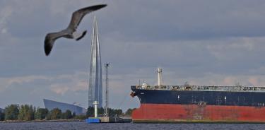 Un petrolero pasa cerca de la torre empresarial Lakhta Center, sede de la corporación energética rusa Gazprom, en San Petersburgo, el 20 de septiembre de 2022.