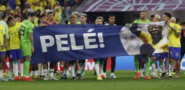 Los brasileños se le rinden a Pelé durante el partido frente a Corea del Sur