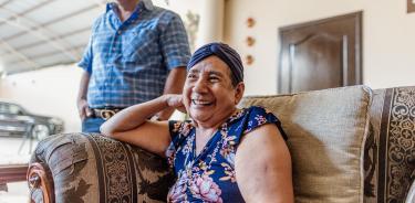 Feliz, doña Maurilia recuperó la sonrisa, la salud y la fuerza en su pierna y brazo izquierdos, luego de que especialistas del IMSS-Chiapas, le extranjeron un tumor cerebral de 8 centímetros