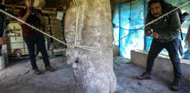 La scultura que representa una figura prehispánica hallada , en la zona arqueológica de Oxkintok.