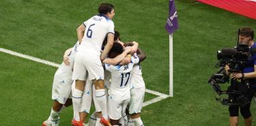 Jugadores de Inglaterra celebran un gol de Harry Kane