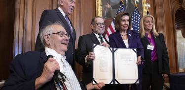 Nancy Pelosi (2-der.) posa junto al primer congresista abiertamente gay, Barney Frank (1-izq, abajo), este jueves 8 de diciembre de 2022 en el Congreso en Washington.