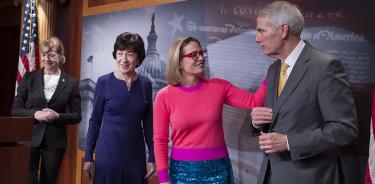 Kyrsten Sinema (2-der.), entre la senadora republicana Susan Collins (izq.) y el senador republicano Rob Portman (der.), el 29 de noviembre de 2022 en Washington.