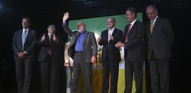 Luiz Inácio Lula da Silva, junto a los primeros cinco secretarios de su futuro gobierno en el anuncio de este viernes 9 de diciembre de 2022 en Brasilia.