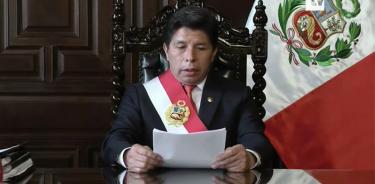 Pedro Castillo, aun en la presidencia, lee el anuncio de disolución del Congreso y toque de queda, el miércoles 7 de diciembre de 2022.