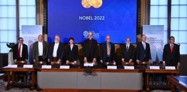 Algunos de los premios Nobel en conferencia de prensa.