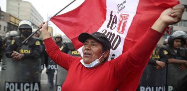 Cientos de manifestantes a favor de Pedro Castillo se manifiestan en las calles del centro de Lima, este viernes.
