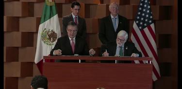 Chris Dodd, asesor presidencial especial de Estados Unidos para las Américas, firmaron la Declaración de Amistad, en el marco del Bicentenario de las Relaciones Diplomáticas México-Estados Unidos