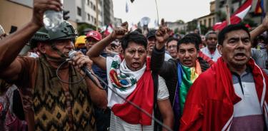 Seguidores de Castillo se manifiestan en el centro de Lima, escenarios de disturbios y protestas desde su destitución, el miércoles de la semana pasada