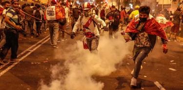 Continúan las protestas en Lima por cierre del Congreso