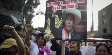 Manifestantes reclaman la liberación de Pedro Castillo, frente a la base de la policía donde se encuentra recluido, en Lima, este lunes 12 de didicembre de 2022.