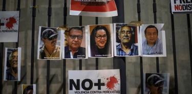 Carteles de periodistas asesinados en México colocados en la Secretaría de Goberganción, para exigir a las autoridades que hagan algo