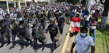 Policías vigilan una marcha de partidarios de Castillo en Arequipa, segunda cudad de Perú